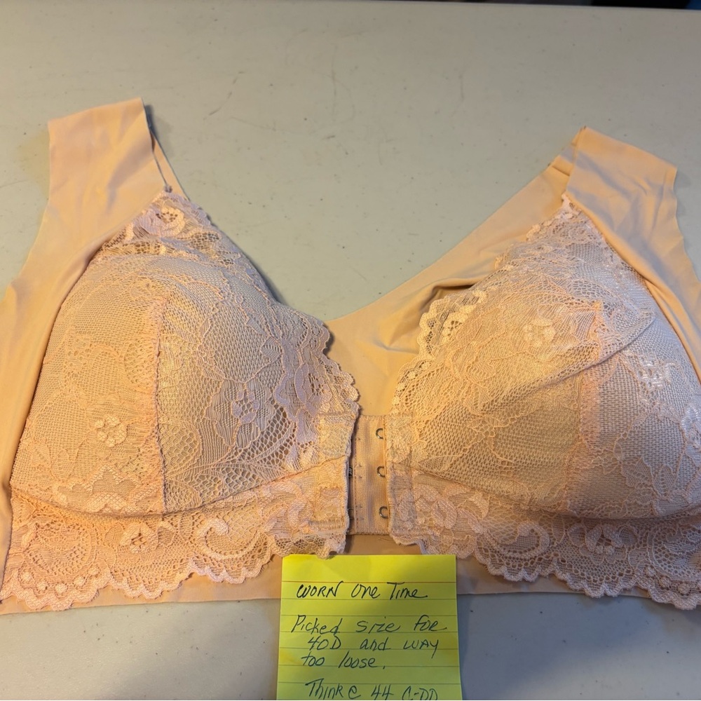 Elegant Lace Women's Intimate in Cream one owner. Think it’s 44 c-did. On tag 4L